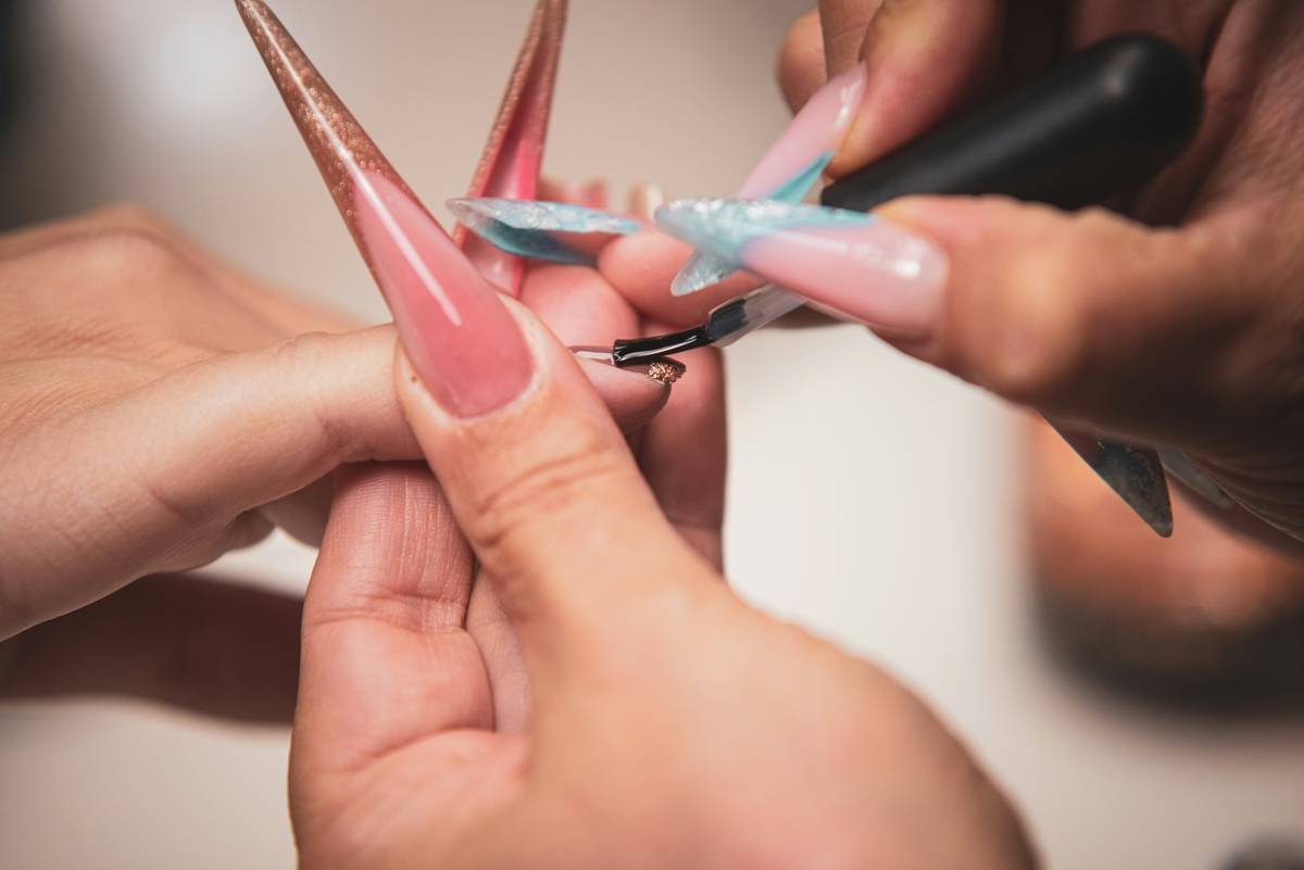 Before and after photo showing brittle, peeling nails at week 0 vs. smooth, intact nails at week 4 using healthy nail serum