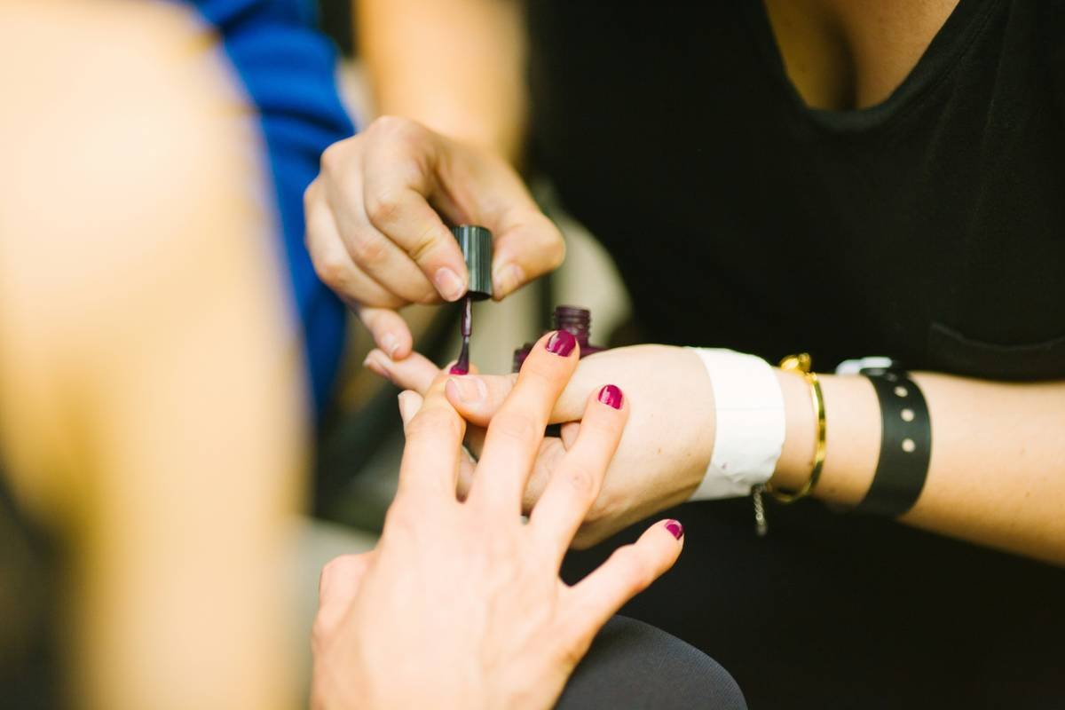 Before and after photos of a woman's nails showing reduced peeling and increased strength after 4 weeks of nail hardening cream use
