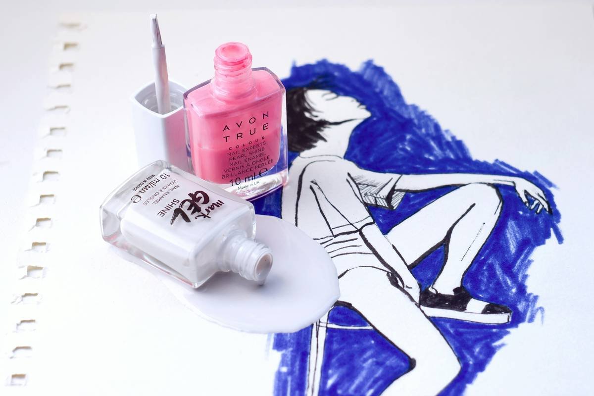 Comparison chart showing acetone vs. non-acetone nail polish removers: efficacy, drying potential, best uses, and key ingredients