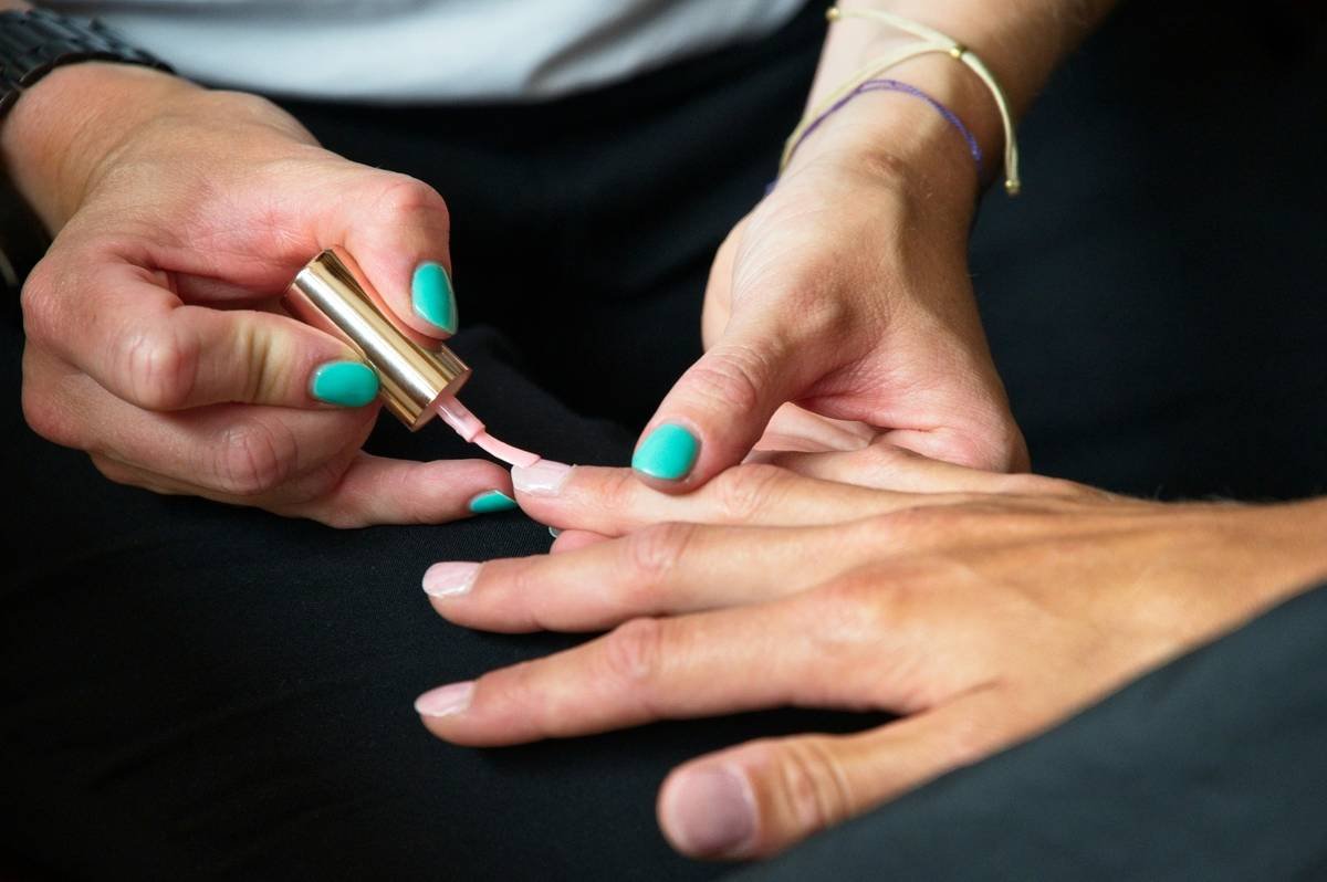 Diagram showing healthy vs damaged nail layers: healthy nails have tightly bonded keratin layers; damaged nails show lifted, separated layers causing peeling and breakage