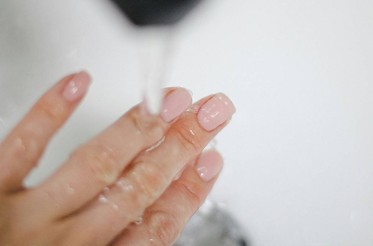 Diagram showing healthy vs. dehydrated nail structure with cuticle integrity comparison