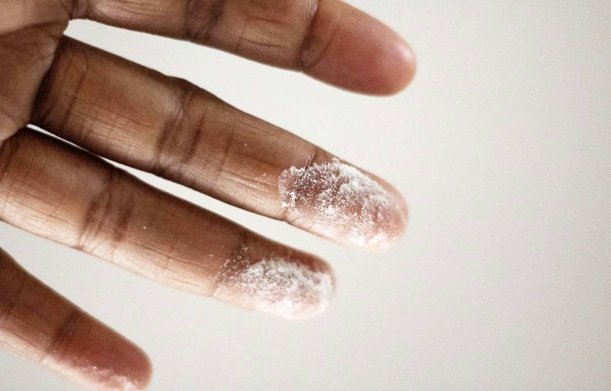 Infographic showing 4 types of nail damage: peeling, splitting, ridges, and softness—with causes and repair approaches for each