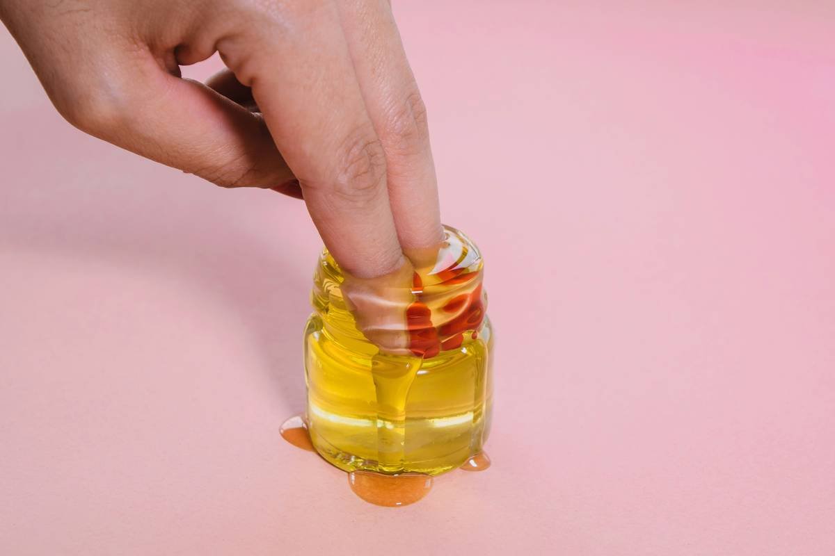 Diagram showing healthy vs. brittle nail structure with lipid layers and keratin alignment