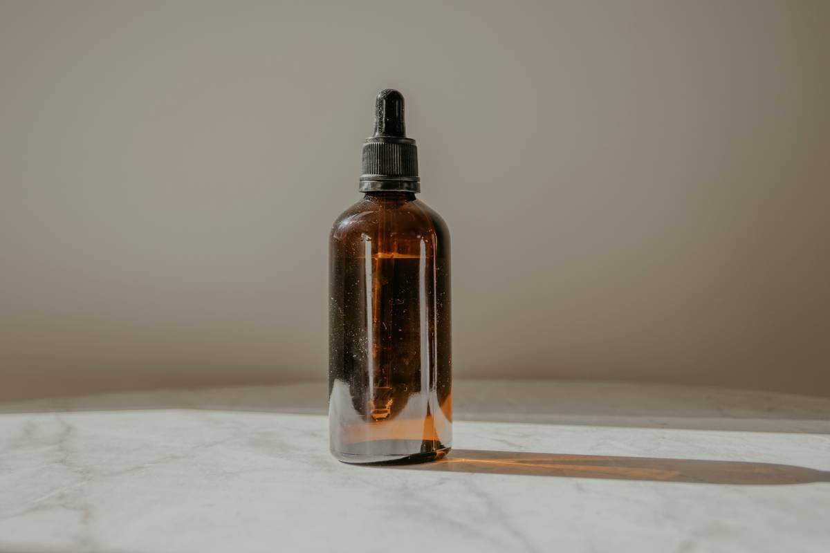 Diagram showing how nail care serum penetrates nail plate vs. surface-level oil